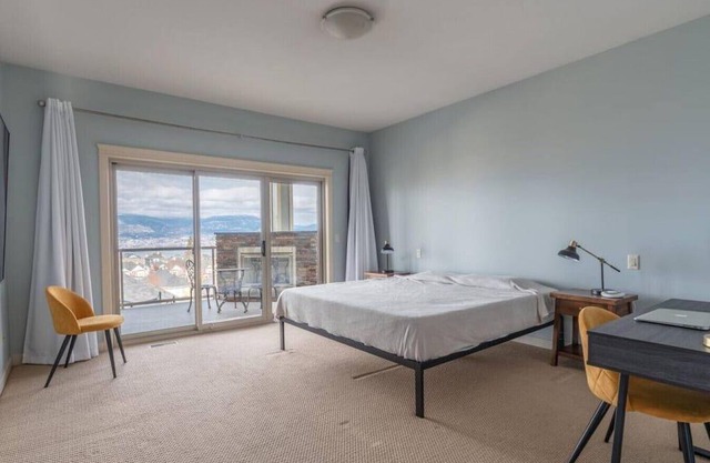 Full House with Amazing Okanagan Views and Hot Tub