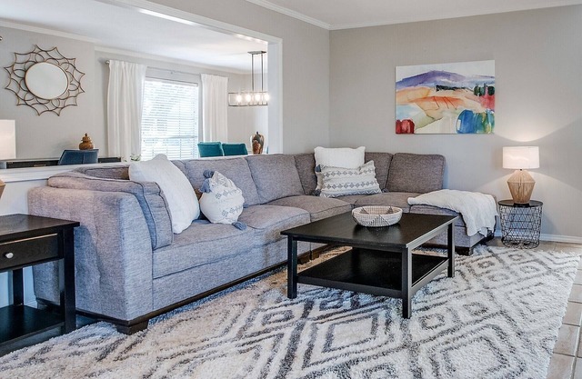 Fully Equipped Comfy Home in Charming Neighborhood!
