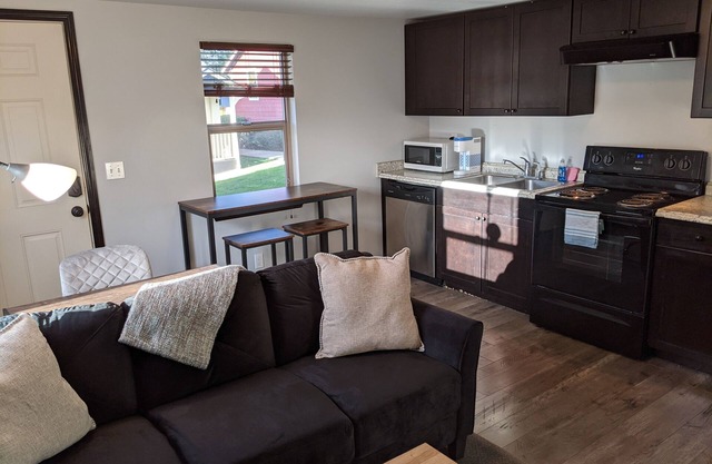 Fully Equipped Cozy 1 bedroom House in Bremerton