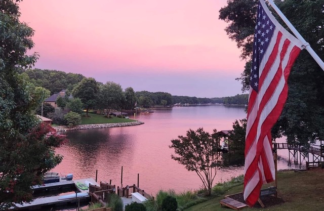 Fully Equipped Family Friendly Home with HotTub, Kayaks,SUPs, Firepit & GameRoom