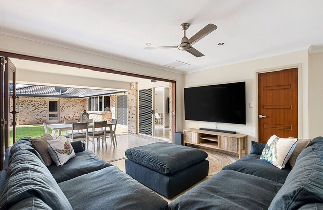 Fully Equipped Luxe Beach Retreat, Pool, Pet Friendly, 2 Living Areas & AirCon