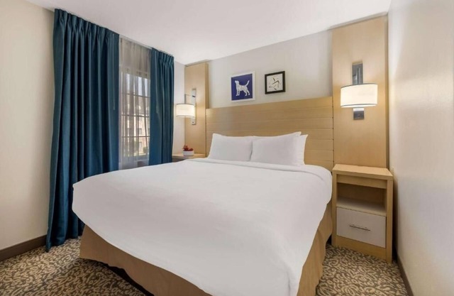 Fully Equipped One-Bedroom Suite w/2 Double Beds w/Outdoor BBQ Grills