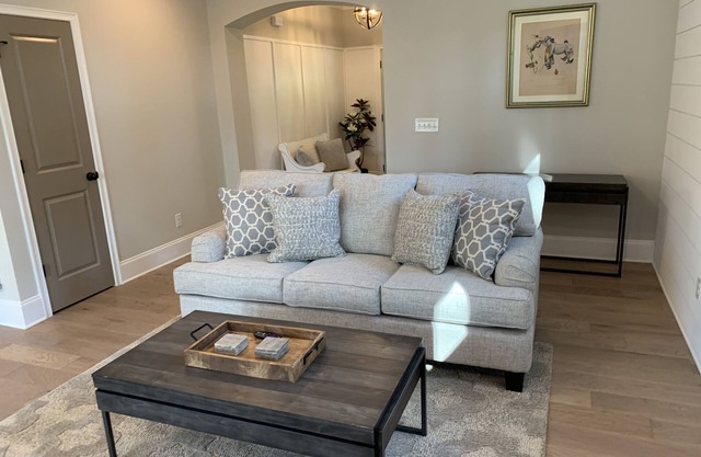 Fully Fenced & Fitted 4BR Near LakePoint Sports