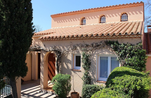 Fully aircon, Modern Pretty House on the Outskirts of Well Provisioned Village
