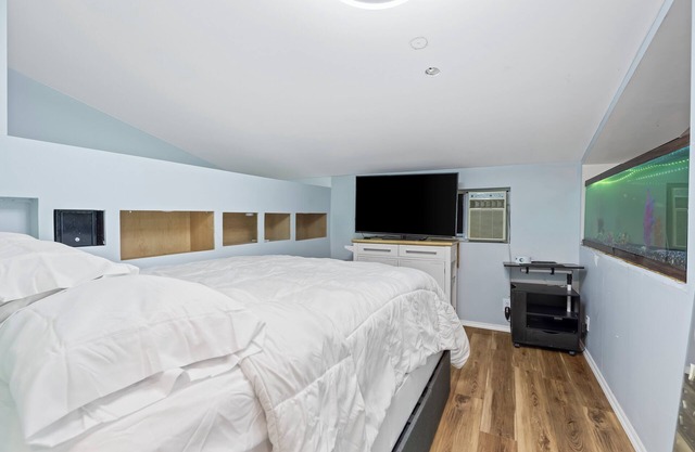 Fully Furnished 1-Bedroom Loft - The very best locationnTwo Person Jacuzzi Tub