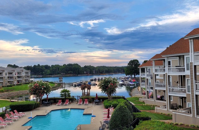 FULLY FURNISHED NC getaway condo on Lake Norman
