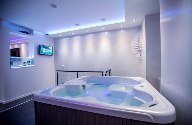 Fully privatized apartment with jacuzzi and steam shower