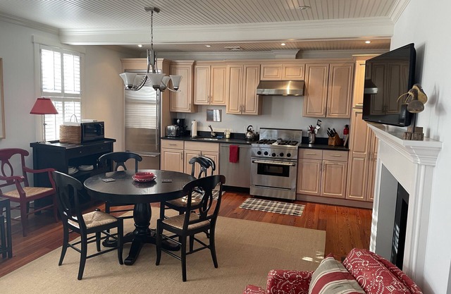 Fully renovated 2br condo in town, walk to main st!