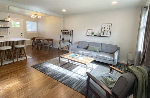 Fully renovated 3BD home with free parking