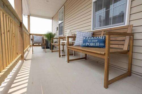 Fully renovated 3Bdr apt 1.5 block from the beach