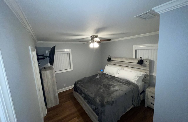 Fully renovated smart home close to FSU & FAMU with living rooms