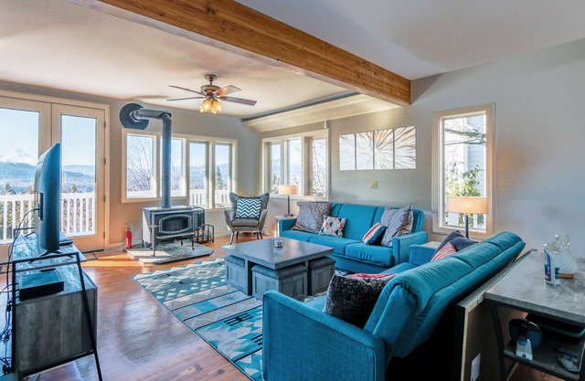 Fully Updated! (Pics coming 5/25) Hot Tub, River, Gorge, Mt Hood Views, Quiet White Salmon