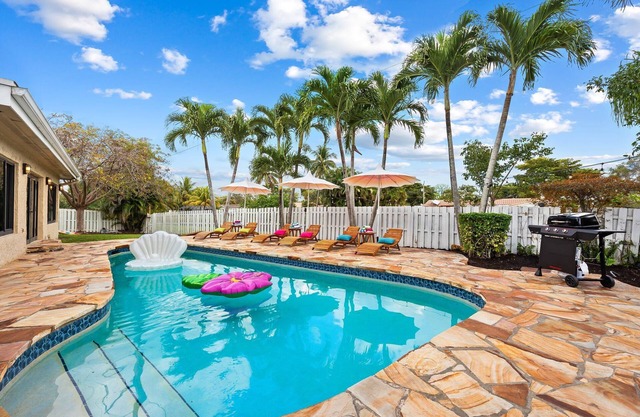 Fun 4BD Stay - Pool - BBQ - Games - Backyard