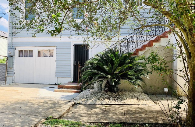 Fun Decor & Lovely Courtyard 1bd/1bth Guest Suite w/Kitchen Uptown/Hollygrove