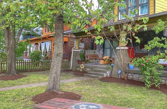 Fun East Nashville Home: Walk to Broadway,Nissan Stadium,Deck, Fire Pit, & Grill