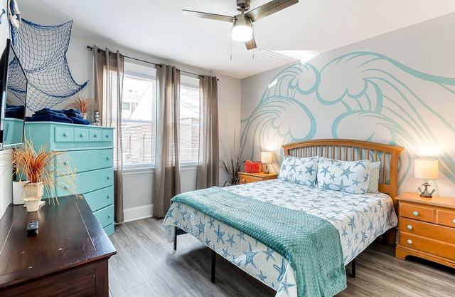 Fun Home w/Fenced Yard Minutes to Beach! 5 BR + Dogs OK!