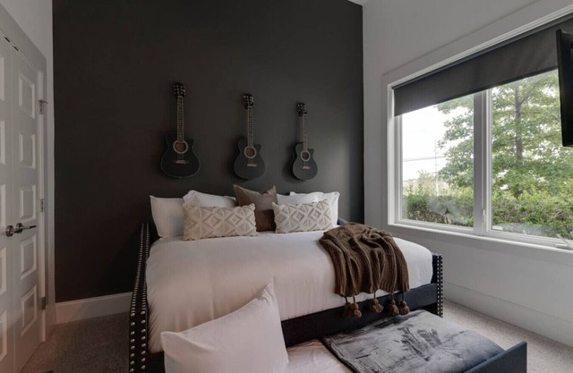 Fun Music City Charmer! 3 Bdr, 2 Miles to Downtown