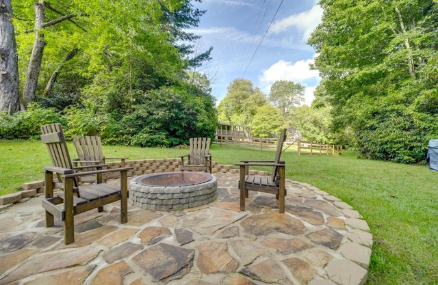 Fun Pet-Friendly Highlands Retreat with Fenced Yard!