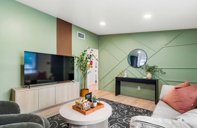 Fun Retreat near Disney - Game room - King bed