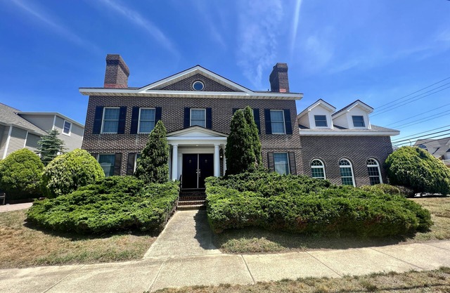 Furbaby Friendly Beautifully decorated fully equipped beach house just steps to the bay first floor Duplex