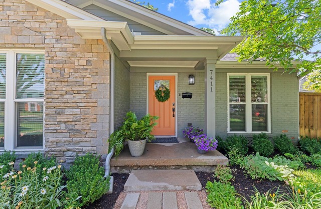 Furnished 2 BR Home in the Bird Streets, Dallas, TX - Eclipse Special
