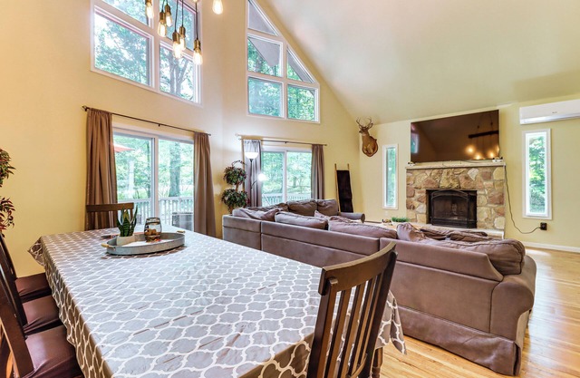 Furnished Deck + Fire Pit: Poconos Outdoorsy Gem