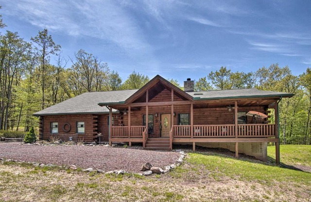 Furnished Deck, Hot Tub and Grill Poconos Cabin!