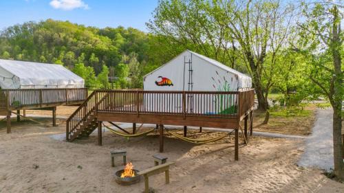 Furnished Glamping Tent/River Access/2 Queen Beds