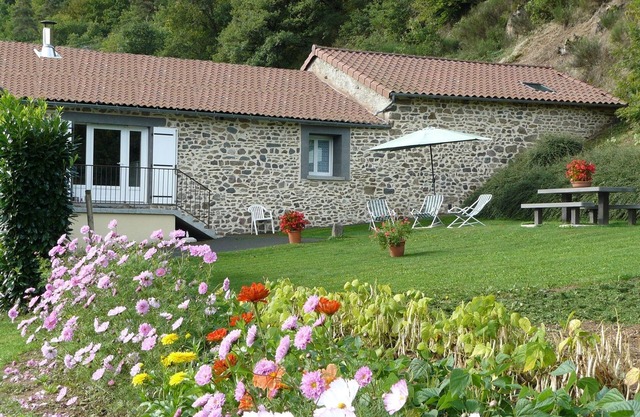 Gîte à la ferme les 3 guêpes : La Grange IN THE HEART OF THE CANTAL