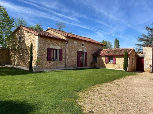 Gîte 4 personnes - à pied au " Lac de Neufont " et 3km de VERGT