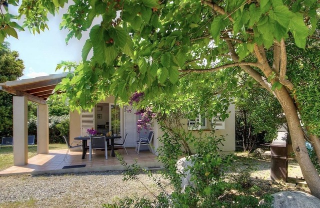 Gîte I au Bord de la Rivière Avec Piscine