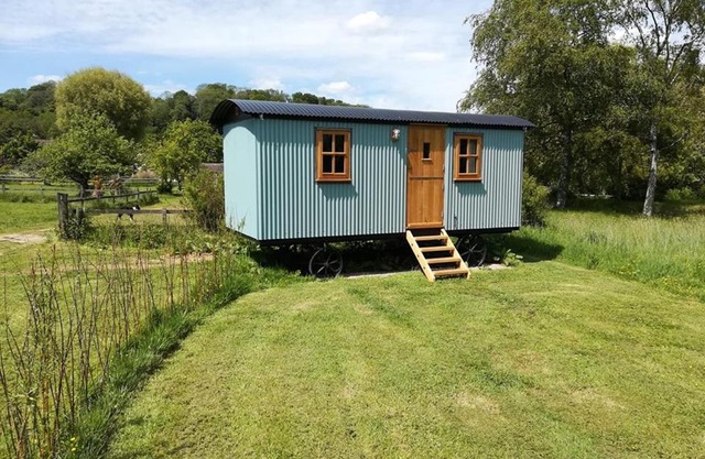 Gaggle of Geese Pub - Shepherd Huts & Bell Tents