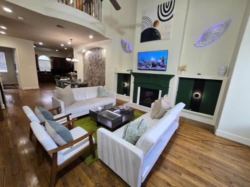 Galleria Getaway Private Pool Sleeps Up to 10