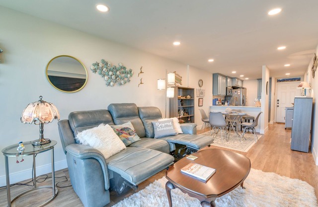 Galveston Beachfront Condo: Balcony & Pool Access!