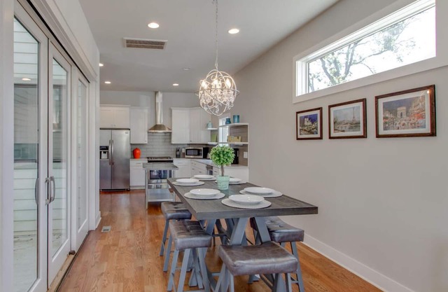 *Game Room* Rooftop Deck* Close to Downtown*