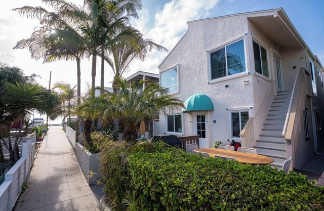 Garage Parking, AC, Kid Friendly, 45 seconds from the beach!
