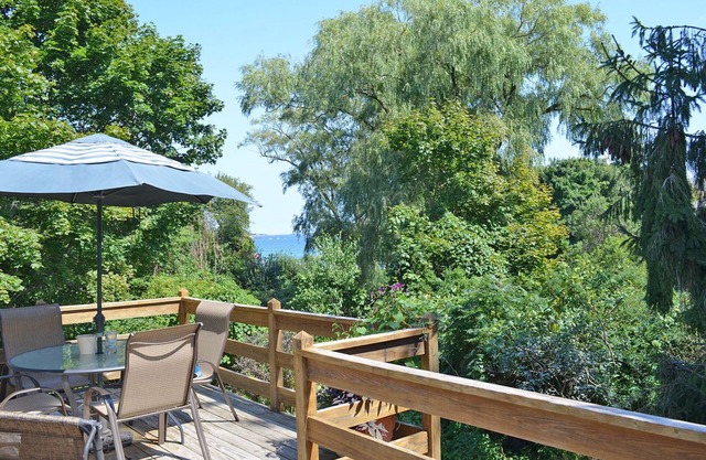 Garden by the Sea: Relax & enjoy wonderful coastal views. Walk to the beach!