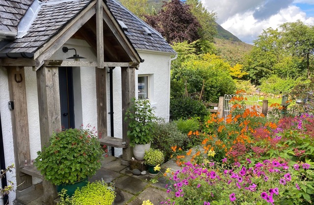 Garden Cottage For Two, Close To The Sea And With Views Of Ben Nevis and Parking