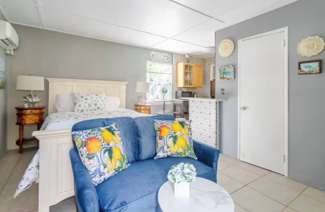 Garden cottage in a heart of West Palm Beach