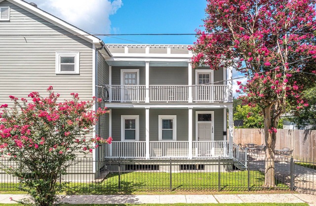 Garden District 2BR Townhouse w/Gated Parking