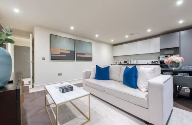 Garden Haven: Luxe 1BR 1BA Chigwell Retreat
