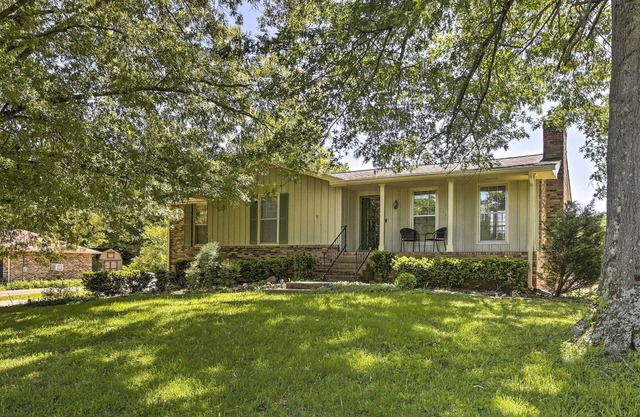 Garden-Level Hendersonville Apt: 20 Mi to Broadway