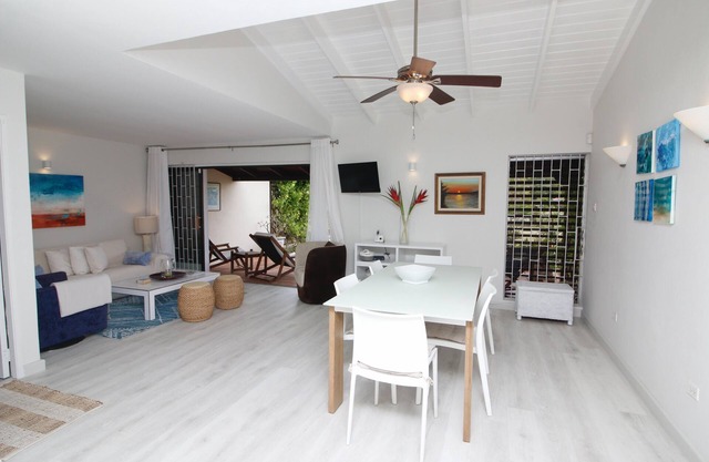Garden Oasis Townhouse - Walk to Beach, Boardwalk & Dining