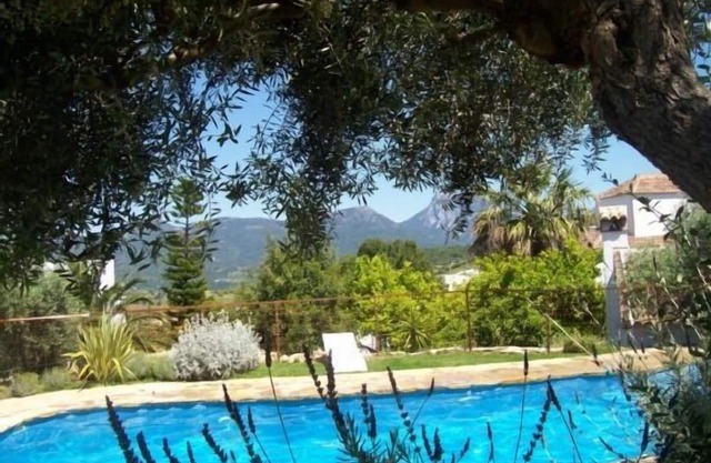 Garden, swimming pool, private parking, wifi, pool, air conditioning, central.