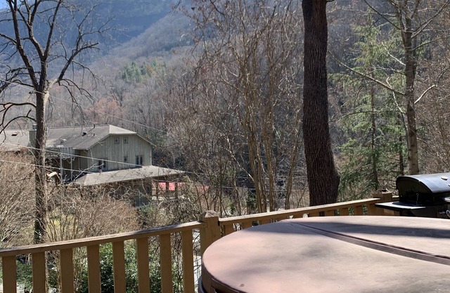 Garden View Chalet Beautiful View - Hot Tub on Deck - Great for Family