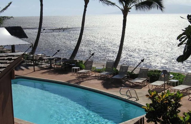 Garden View Full: Cozy Comfort, Tropical Garden Views at Hotel Molokai