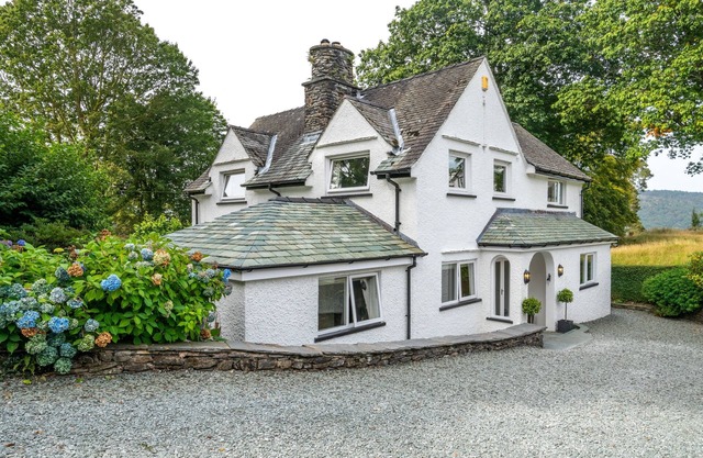 Garth Cottage - 4-Bedroom House with garden (1x Dog permitted)