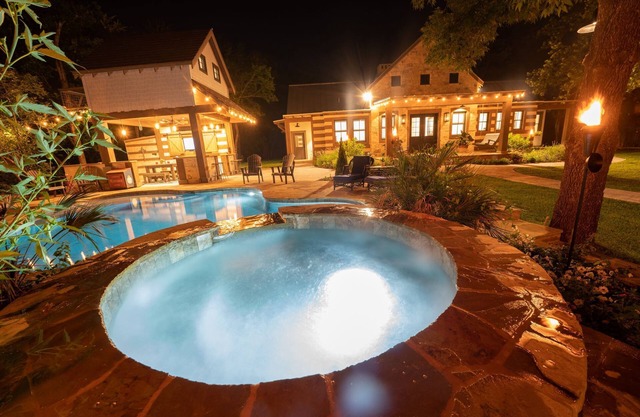 Gated Acreage, 2 Blocks off Main St. Lost Creek Lodge Estate.n9 Bd 9.5 Ba-20 ppl