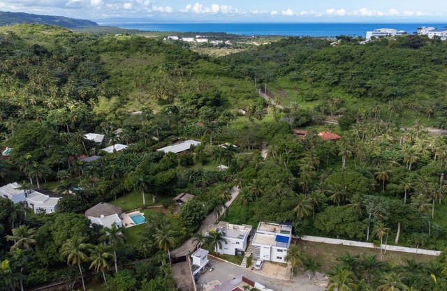 Gated Community Retreatn15 minutes walk to Coson Bay Beach