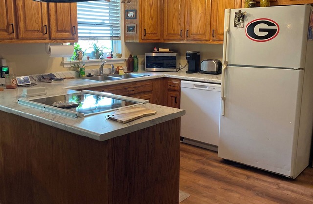 Gated Cozy Ranch with Garagen7 minutes from downtown Dahlonega. Dog Friendly!